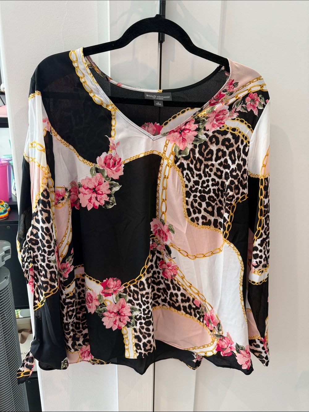 BOLD elements Black, Pink & Gold Chain Print V-Neck Blouse